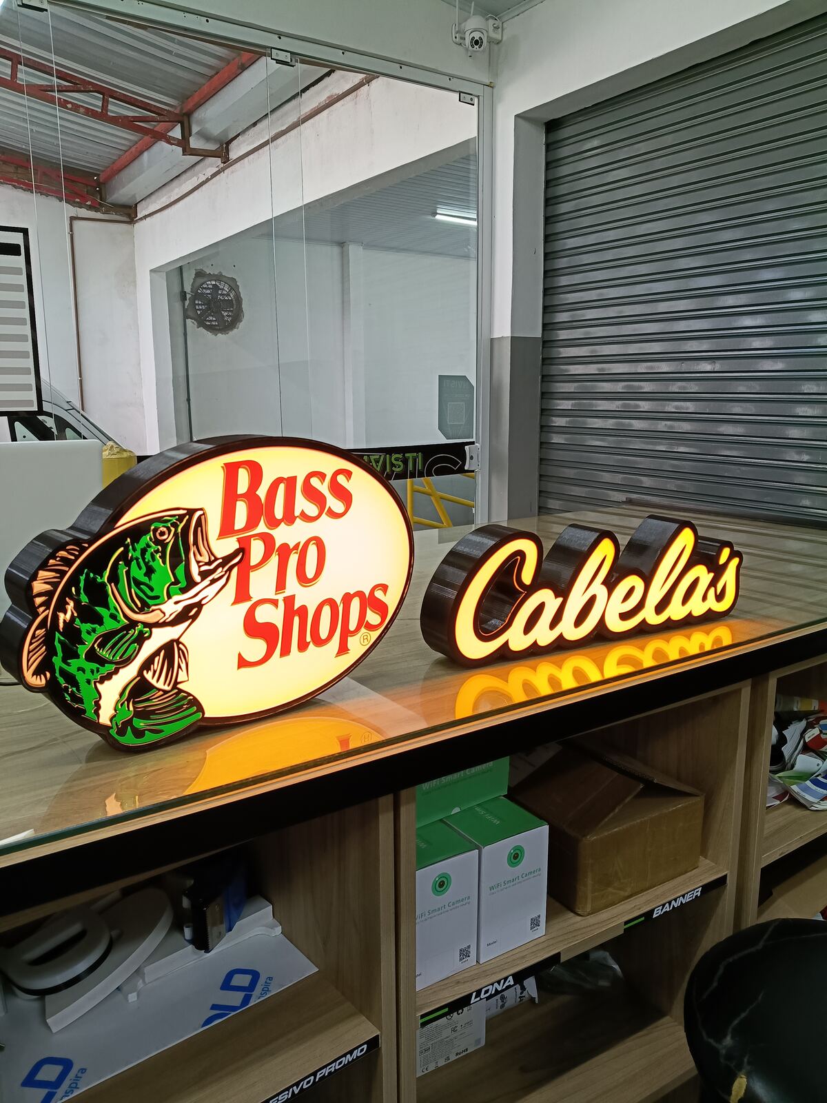 Letras caixa iluminadas Bass Pro Shops e Cabela's